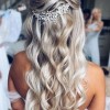Esküvői menyasszony frizurák 2022